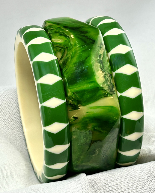 BB526 facet cut chunky marbled spinach green bakelite bangle